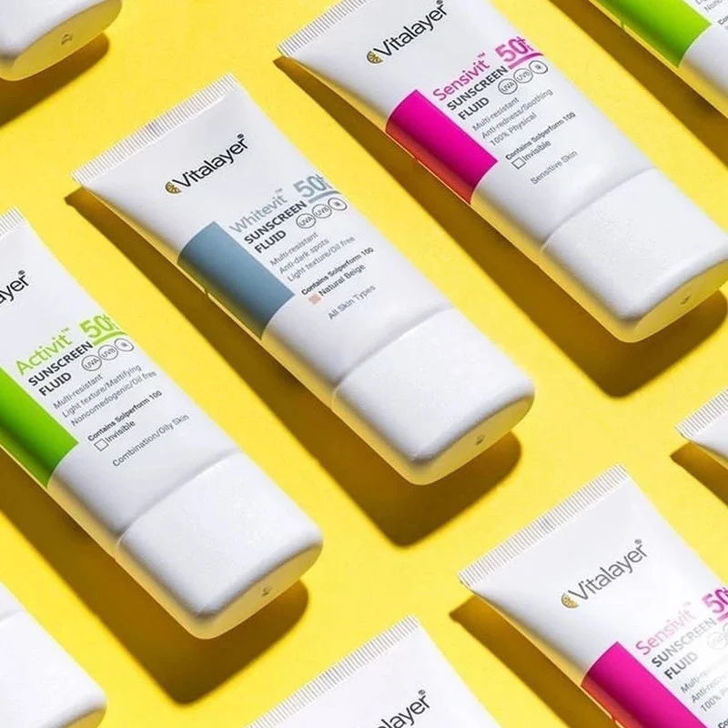 فلوئید ضد آفتاب بی‌رنگ ویتالیر، spf 50، مدل 0128، مناسب پوست های حساس با حجم 50 میلی‌لیتر، ضد حساسیت، محافظت‌کننده در برابر اشعه‌های UVA و UVB، دارای فرمولاسیون دی اکسید تیتانیوم و اکسید روی، با ماندگاری 2 ساعته