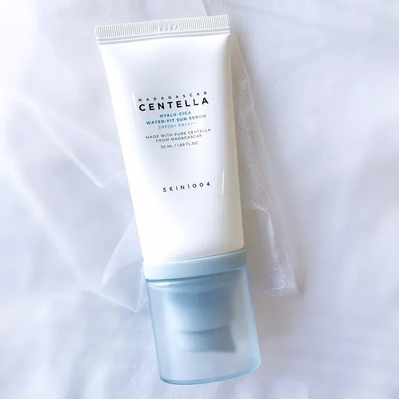 کرم ضد آفتاب بدون رنگ اسکین 1004 SPF 50 مدل Hyalu-Cica Water محافظ UVA ،UVB، مناسب برای انواع پوست، حجم 50 میلیلیتر