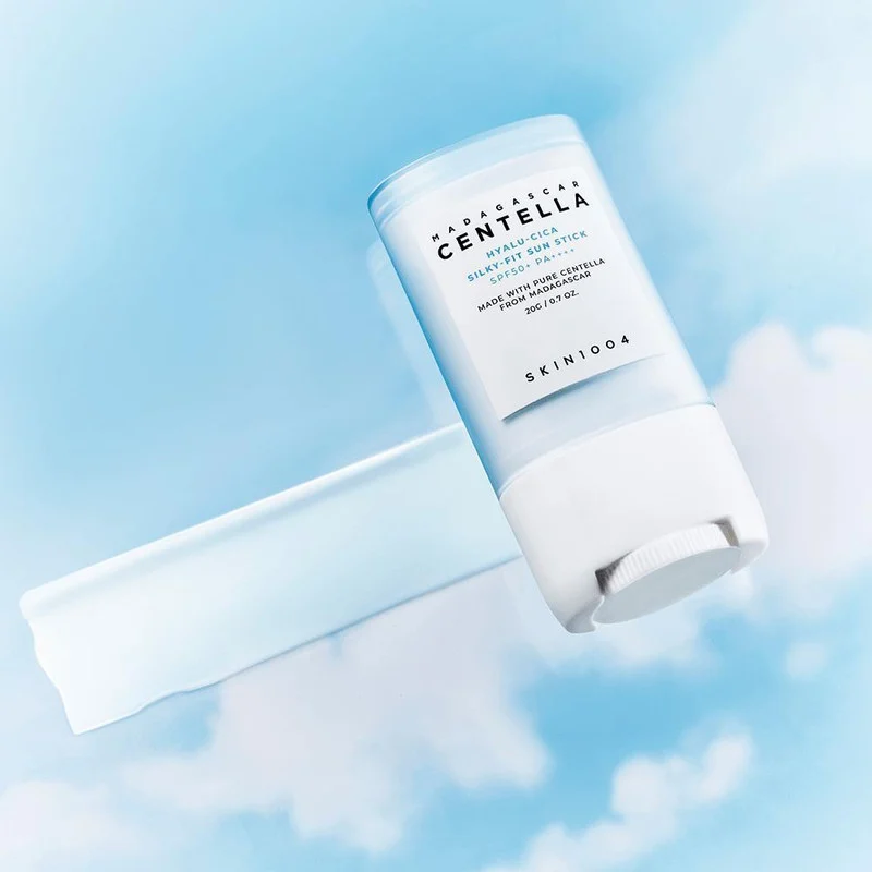 استیک ضد آفتاب بی‌رنگ سانتلا، SPF 50، مدل skin1004، مناسب انواع پوست با حجم 20 میلی‌لیتر، محافظت‌کننده در برابر اشعه‌های UVA و UVB، ضد حساسیت و مرطوب‌کننده، PA++++، روشن‌کننده، دارای فرمولاسیون عصاره مغذی و هیالورونیک اسید، با ماندگاری 3 ساعته 