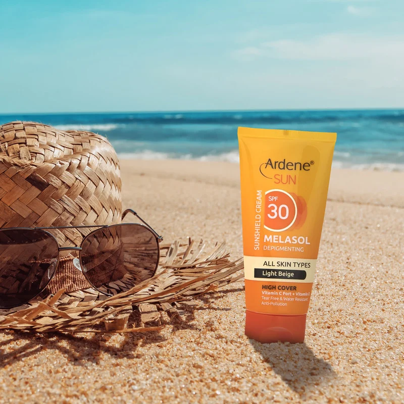 کرم ضد آفتاب رنگی آردن سان، SPF 30، مدل Light Beige، مناسب انواع پوست با تنالیته روشن و حجم 50 میلی‌لیتر، ضد آب، محافظت‌کننده در برابر اشعه‌های UVA و UVB، ضد لک، دارای فرمولاسیون ویتامین‌های C و E، با ماندگاری 2 ساعته