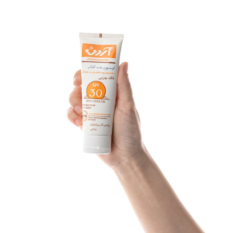 لوسیون ضد آفتاب بی‌رنگ صورت آردن SPF 30 مدل Vitamin E ‌مناسب برای پوست چرب حجم 70 میلی‌لیتر