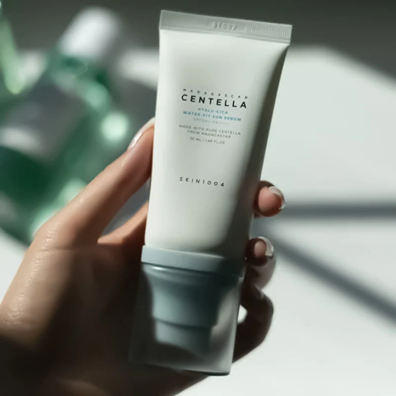 کرم ضد آفتاب بدون رنگ اسکین 1004 SPF 50 مدل Hyalu-Cica Water محافظ UVA ،UVB، مناسب برای انواع پوست، حجم 50 میلیلیتر