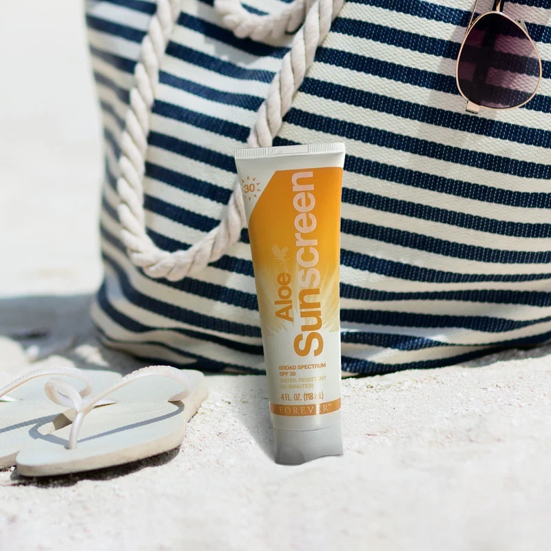 کرم ضد آفتاب بی‌رنگ فوراور لیوینگ پروداکتس، SPF 30، مدل 01، مناسب انواع پوست با حجم 118 میلی‌لیتر، محافظت‌کننده در برابر اشعه‌های UVA و UVB، ضد آب و مرطوب‌کننده، روشن‌کننده، دارای فرمولاسیون زینک اکساید، آلوئه ورا و ویتامین E، با ماندگاری 2 ساعته