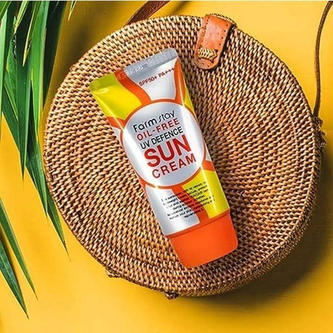 کرم ضد آفتاب بی رنگ فارم استی spf 50 مدل OIL-FREE مناسب پوست های مختلط و چرب حجم 70 میلی لیتر